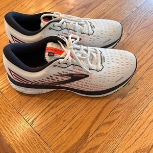 White Brooks sneakers, great shape size 11